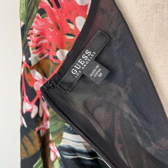 NWT Guess Floral V-Neck Top Size M - Picture 7 of 8